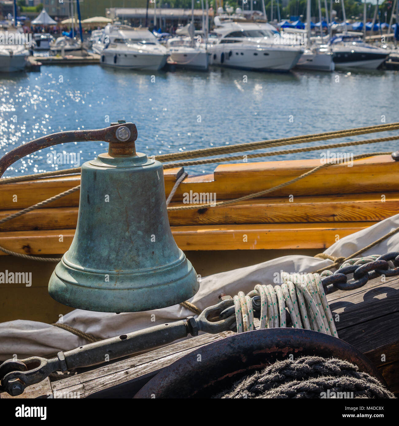 La nave Bell su una vecchia barca a vela Foto Stock