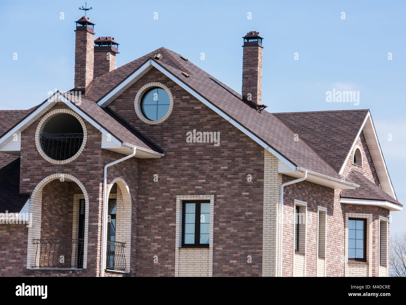 Casa con un tetto a due spioventi finestra Foto Stock