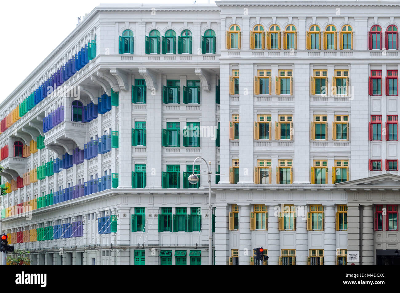 Bianco architettura coloniale edificio in Singapore con windows multicolore in rosso, giallo, verde, colore blu Foto Stock