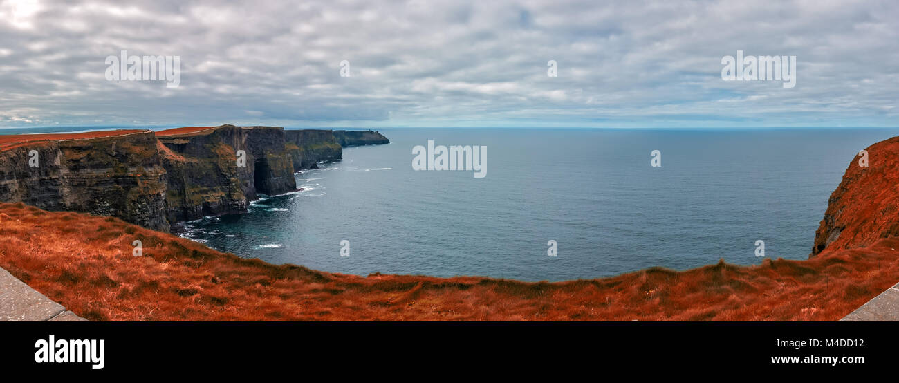 Vista panoramica verso le scogliere di Moher Foto Stock