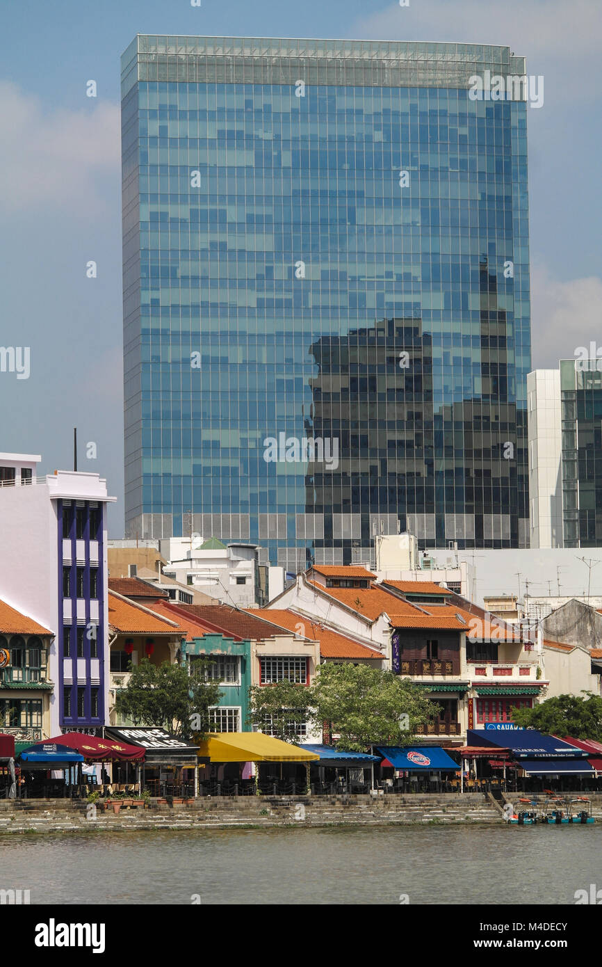 Architettura di contrasto in Singapore Foto Stock