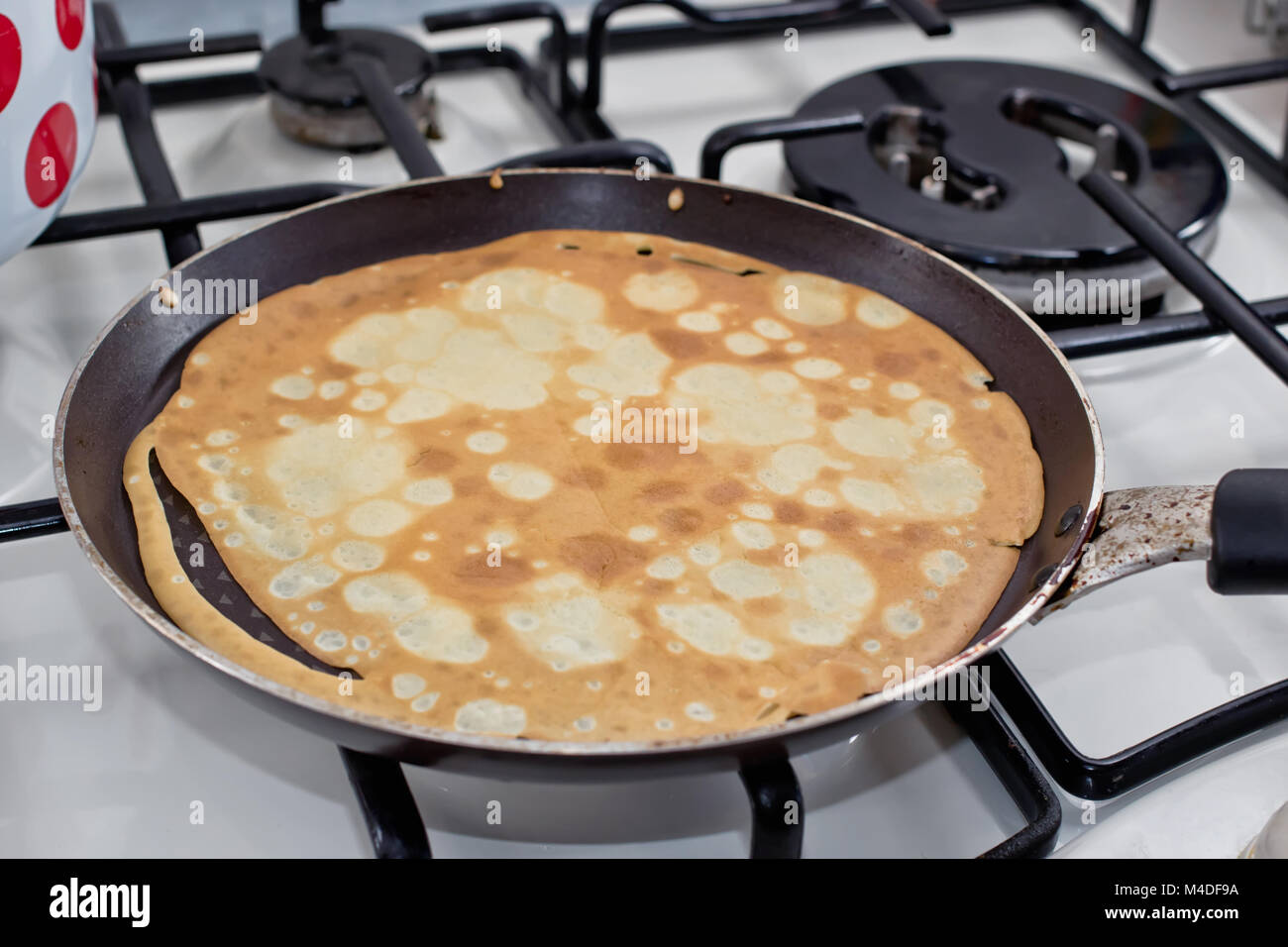 Frittelle di cottura il Martedì Grasso Foto Stock