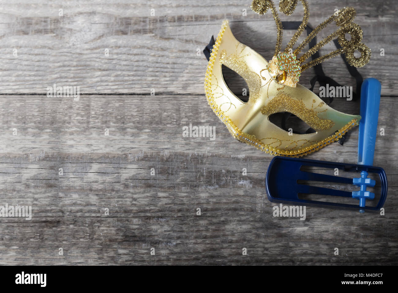 Gragger - noisemaker e maschera di Carnevale per la festa di Purim celebrazione Foto Stock