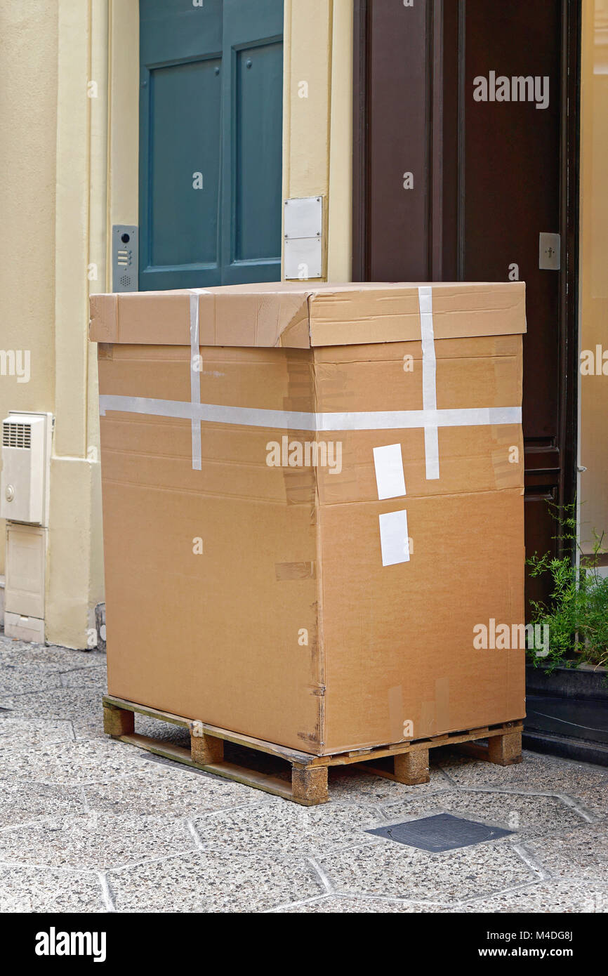 Casella nella consegna di pallet Foto Stock