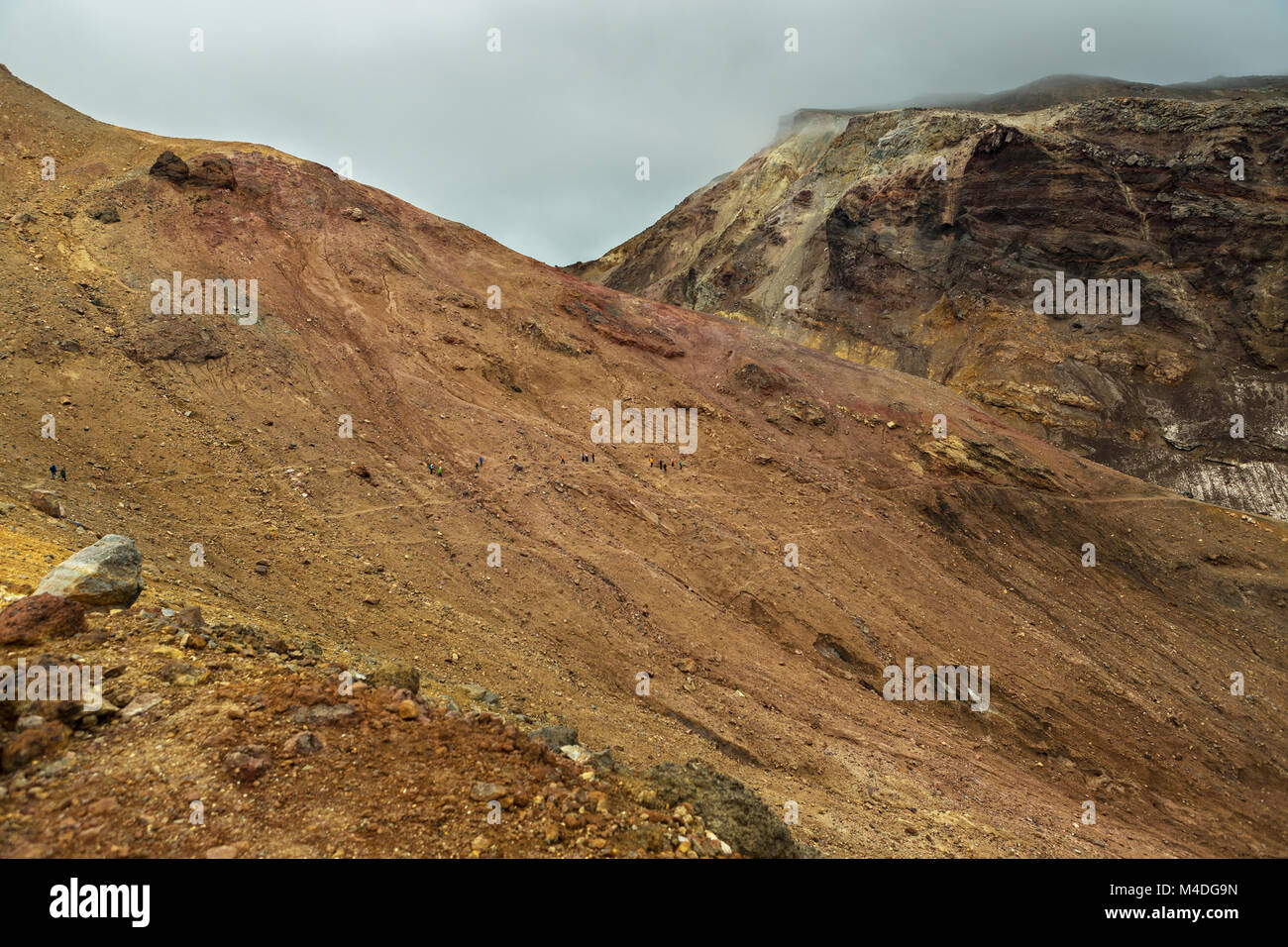 Uno splendido scenario pendici del vulcano Mutnovsky con nuvole. Foto Stock