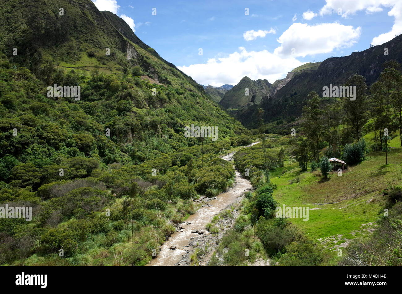 Il fiume Toachi corre attraverso le Ande ecuadoriane sul Quilotoa escursione ad anello Foto Stock