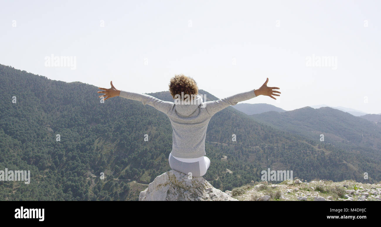 Donna felice in posa con le mani al di là Foto Stock