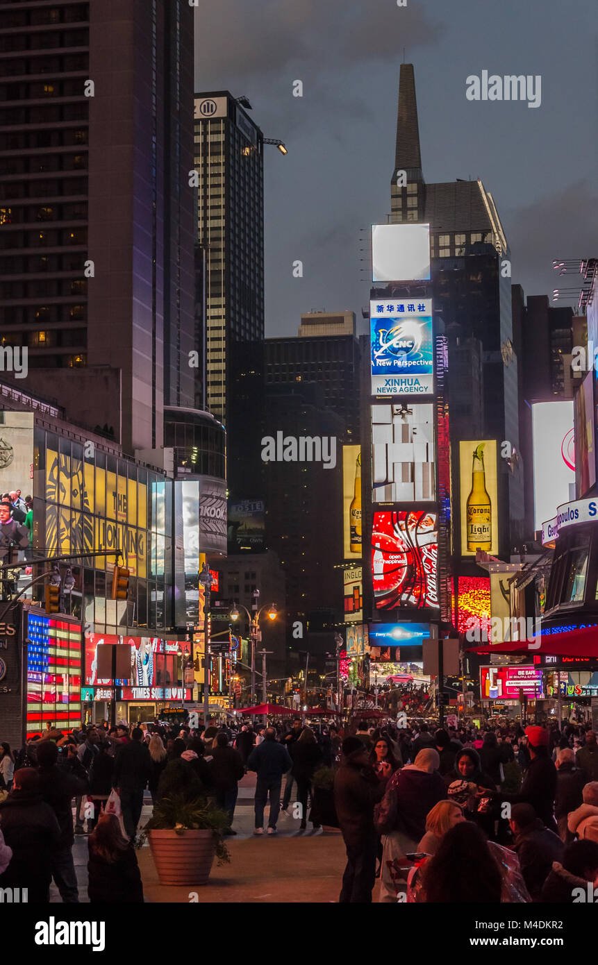 Facciate illuminate di Broadway, i negozi e i teatri Foto Stock