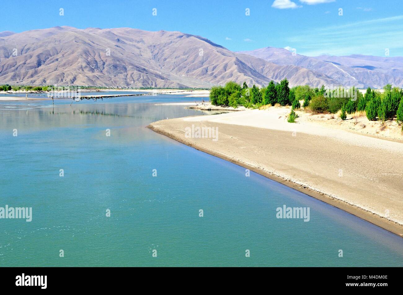 Yarlung Zangbo lungo la valle del fiume Cina Tibet Foto Stock