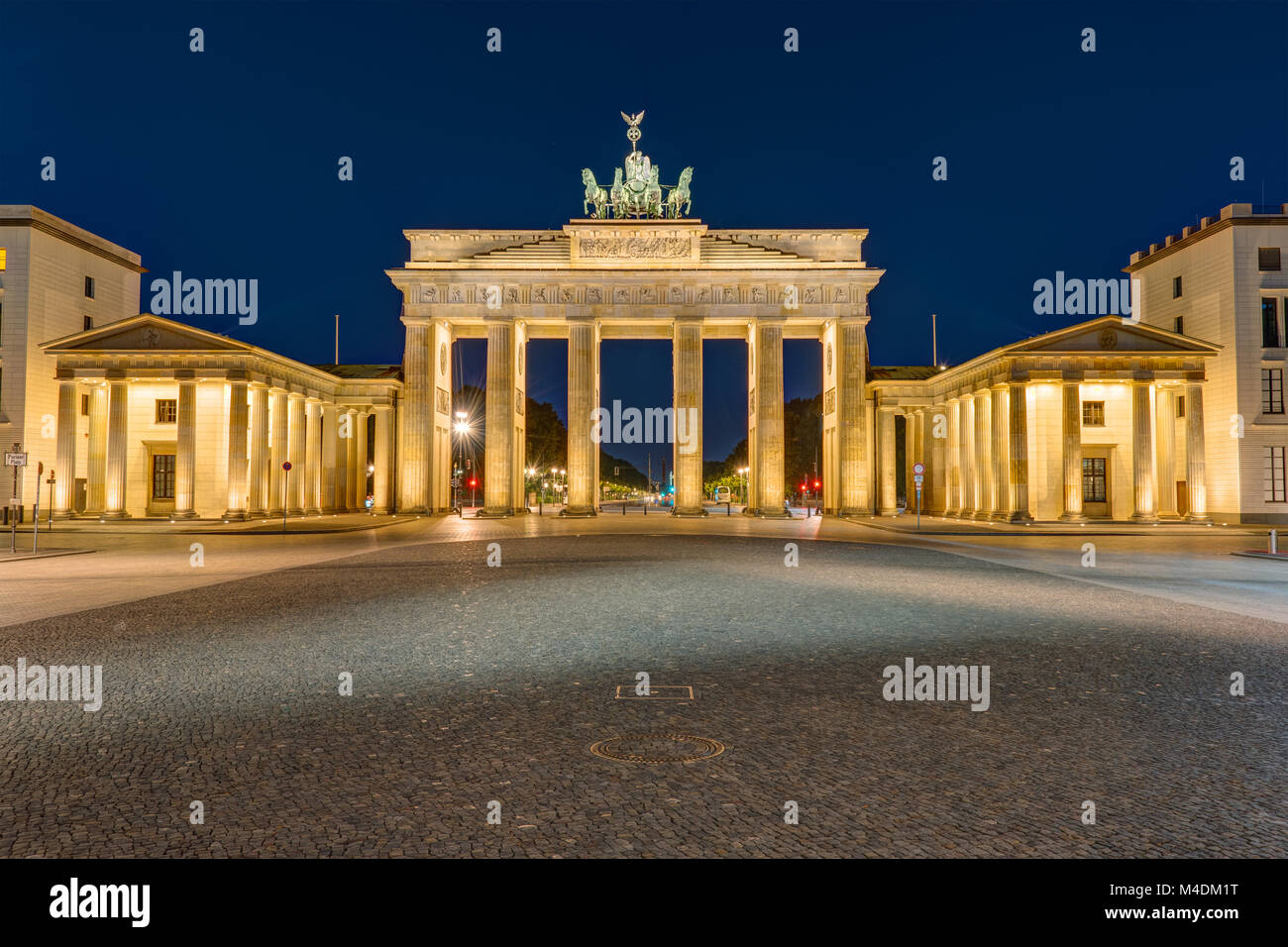 La famosa Porta di Brandeburgo a Berlino illuminata di oscurità Foto Stock