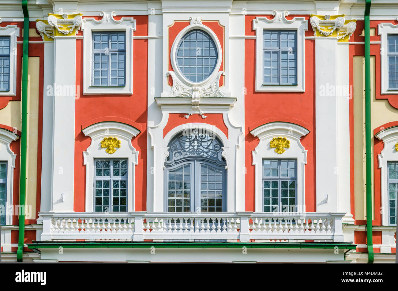 La facciata del Palazzo di Caterina nel parco di Kadriorg Foto Stock