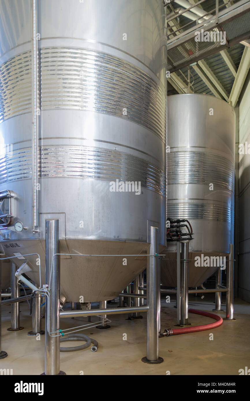 Prima fermentazione in vasche di acciaio inox in Capçanes, Spagna Foto Stock
