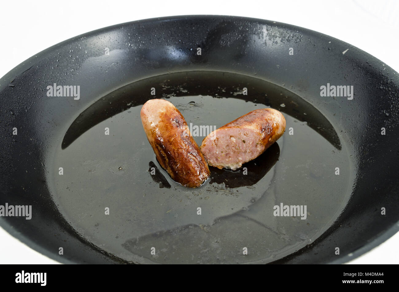 Croccante fritti bratwurst dimezzata Foto Stock