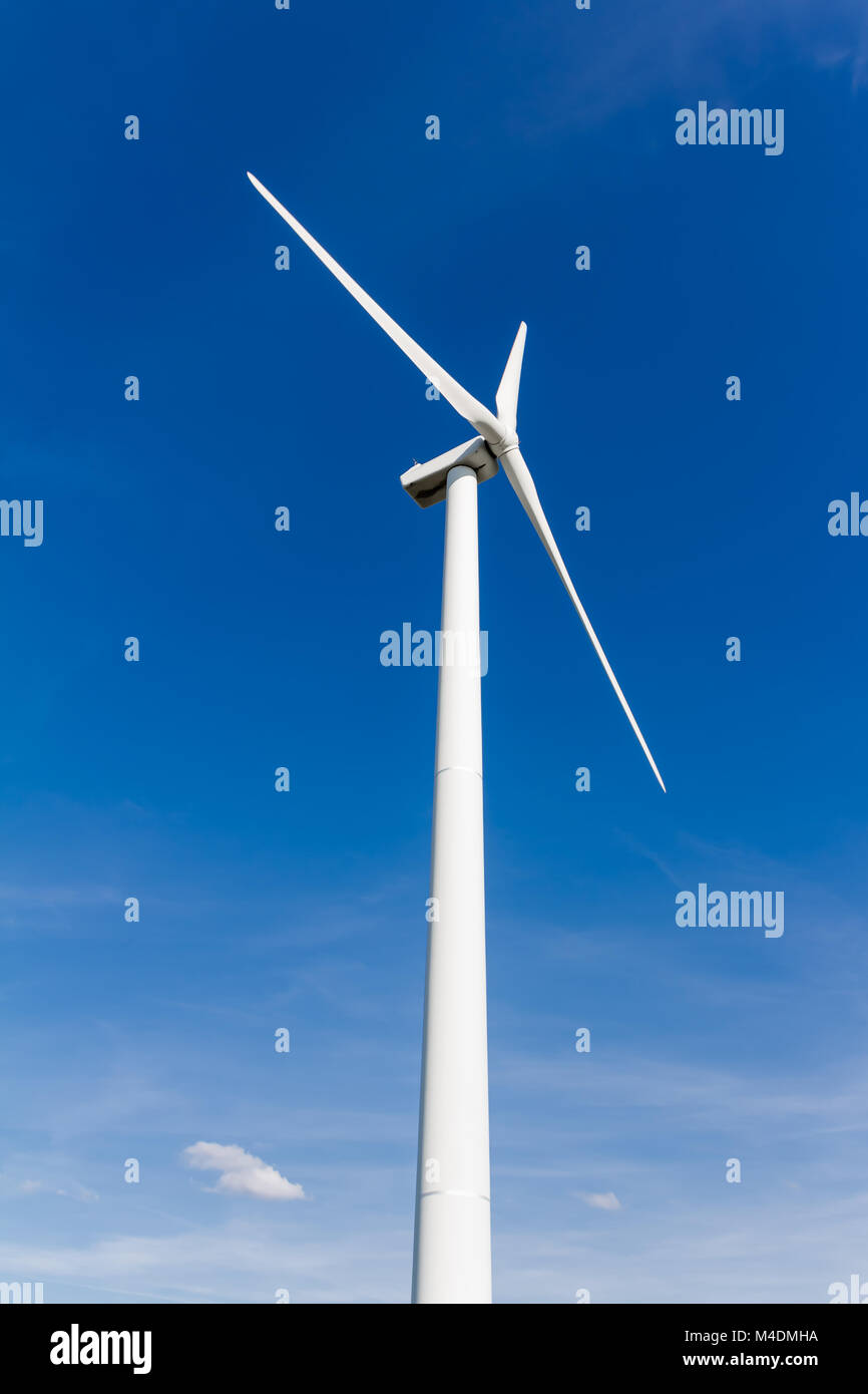 Generazione di energia da fonti rinnovabili con la turbina eolica Foto Stock