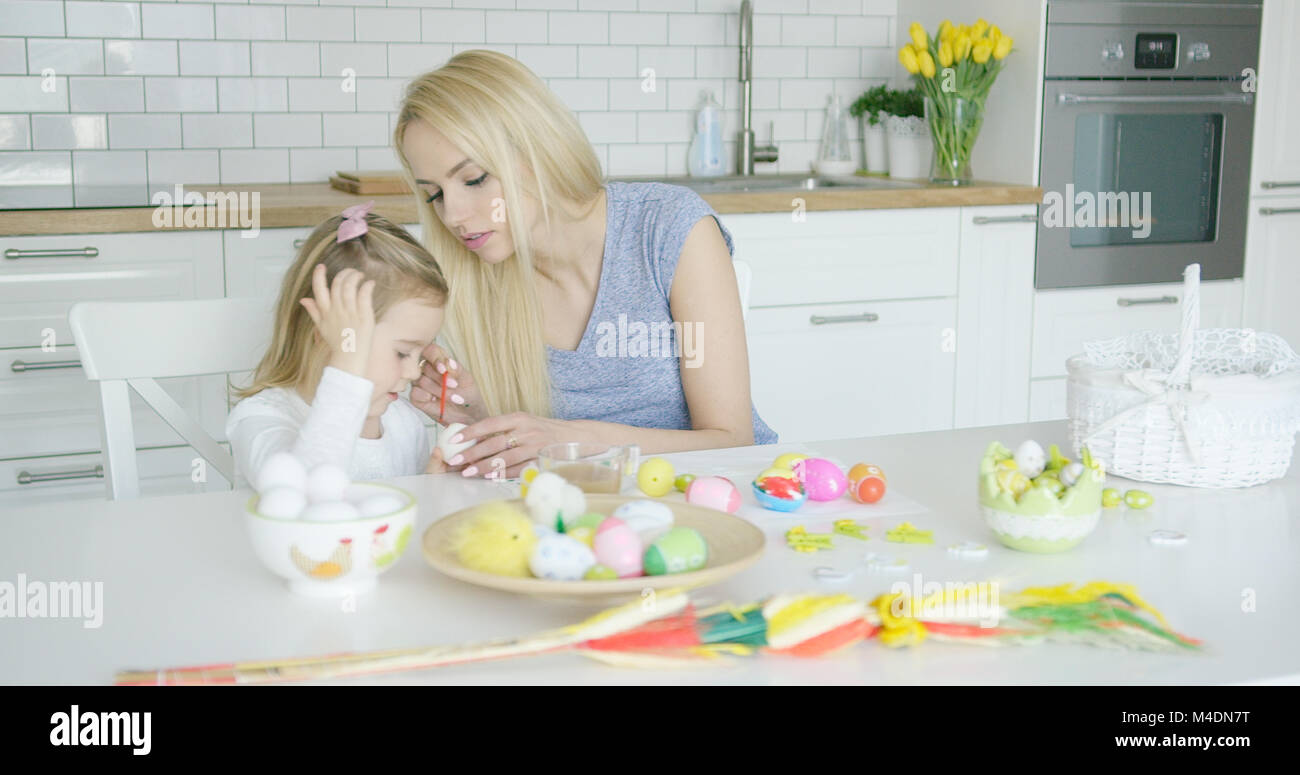 Madre e figlia di uova di colorazione Foto Stock