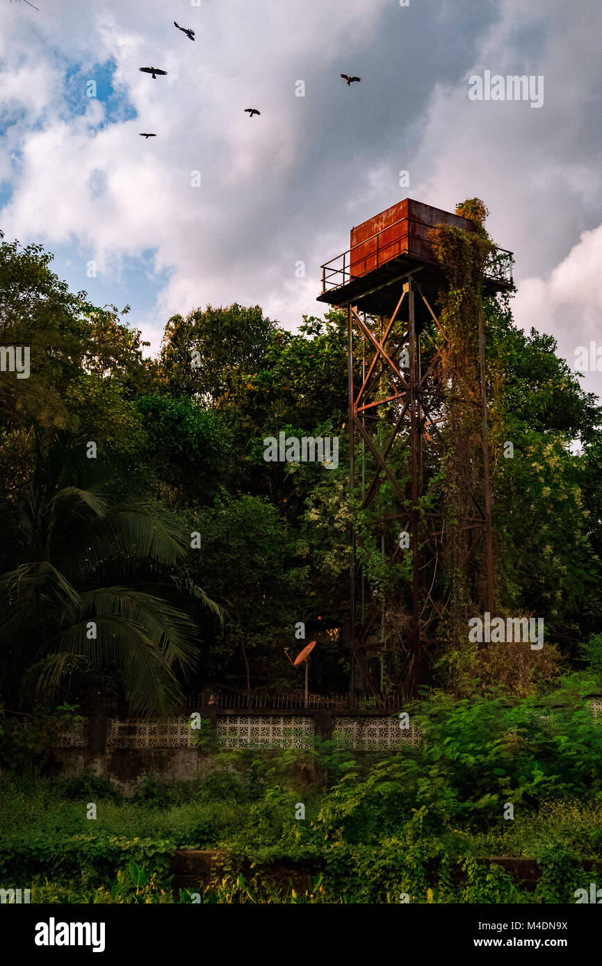 Abbandonata la torre di acqua in Yangon Myanmar Foto Stock