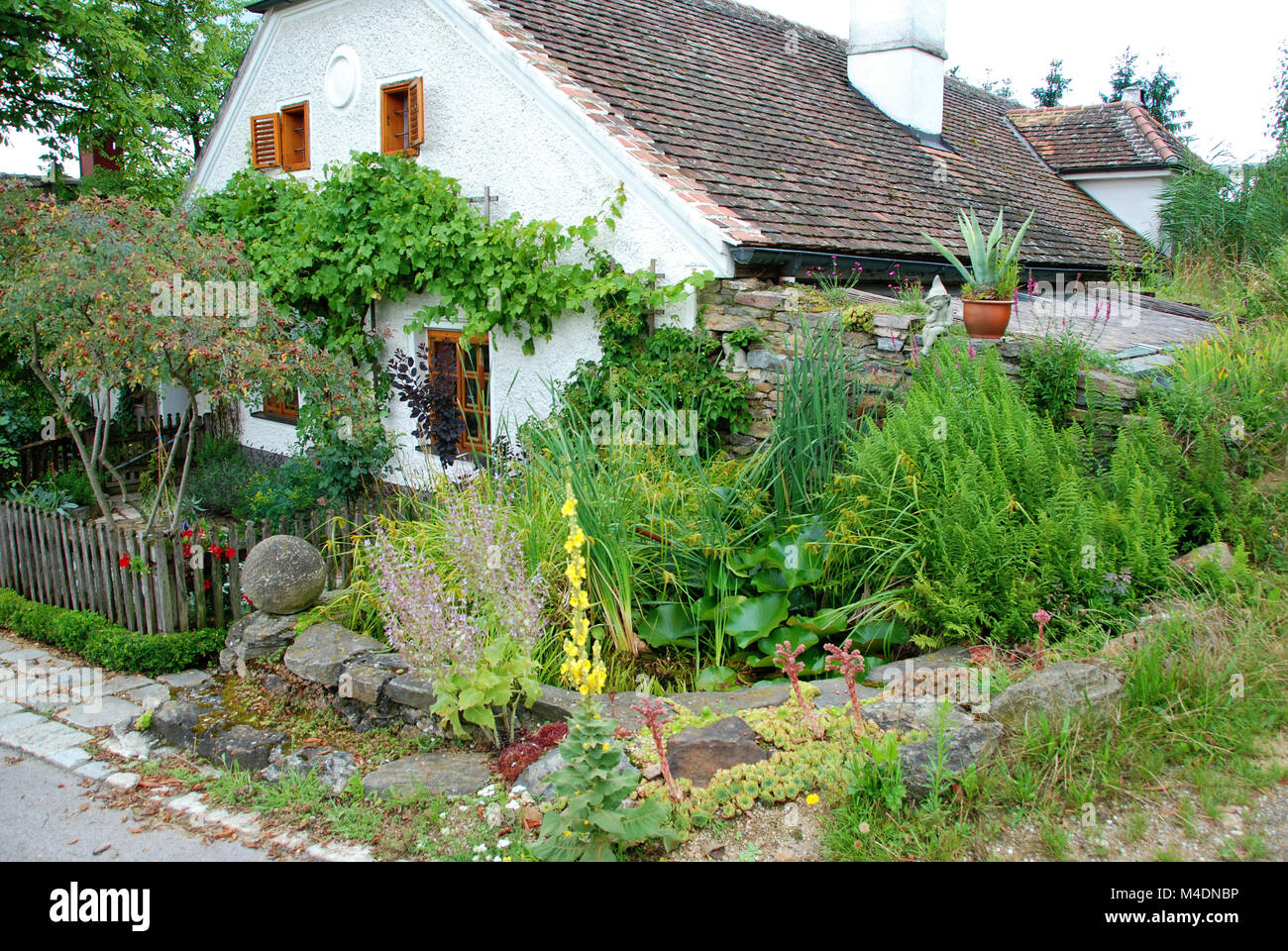 Antica casa colonica con giardino Foto Stock