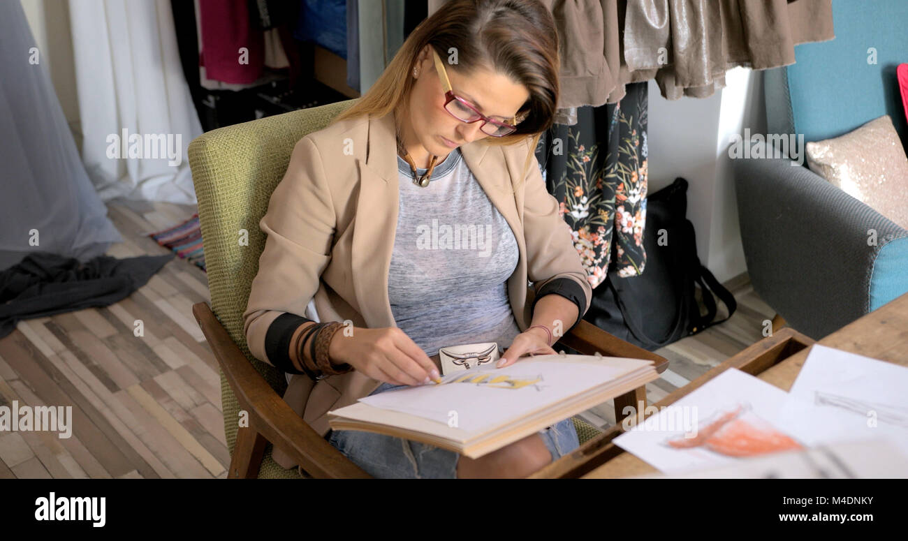 Giovane femmina schizzo di disegno Foto Stock