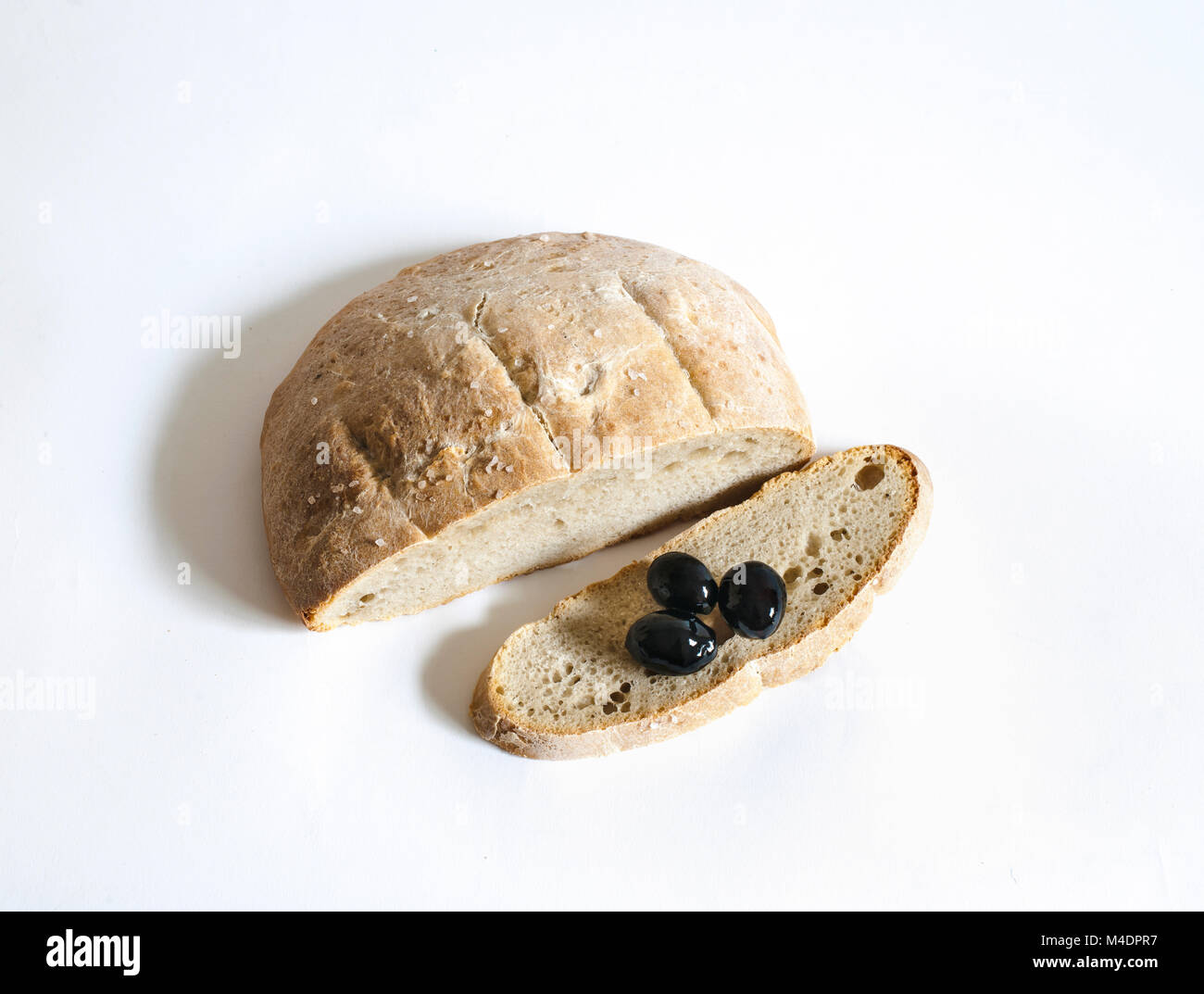 Pane e olive isolati su fondo bianco Foto Stock