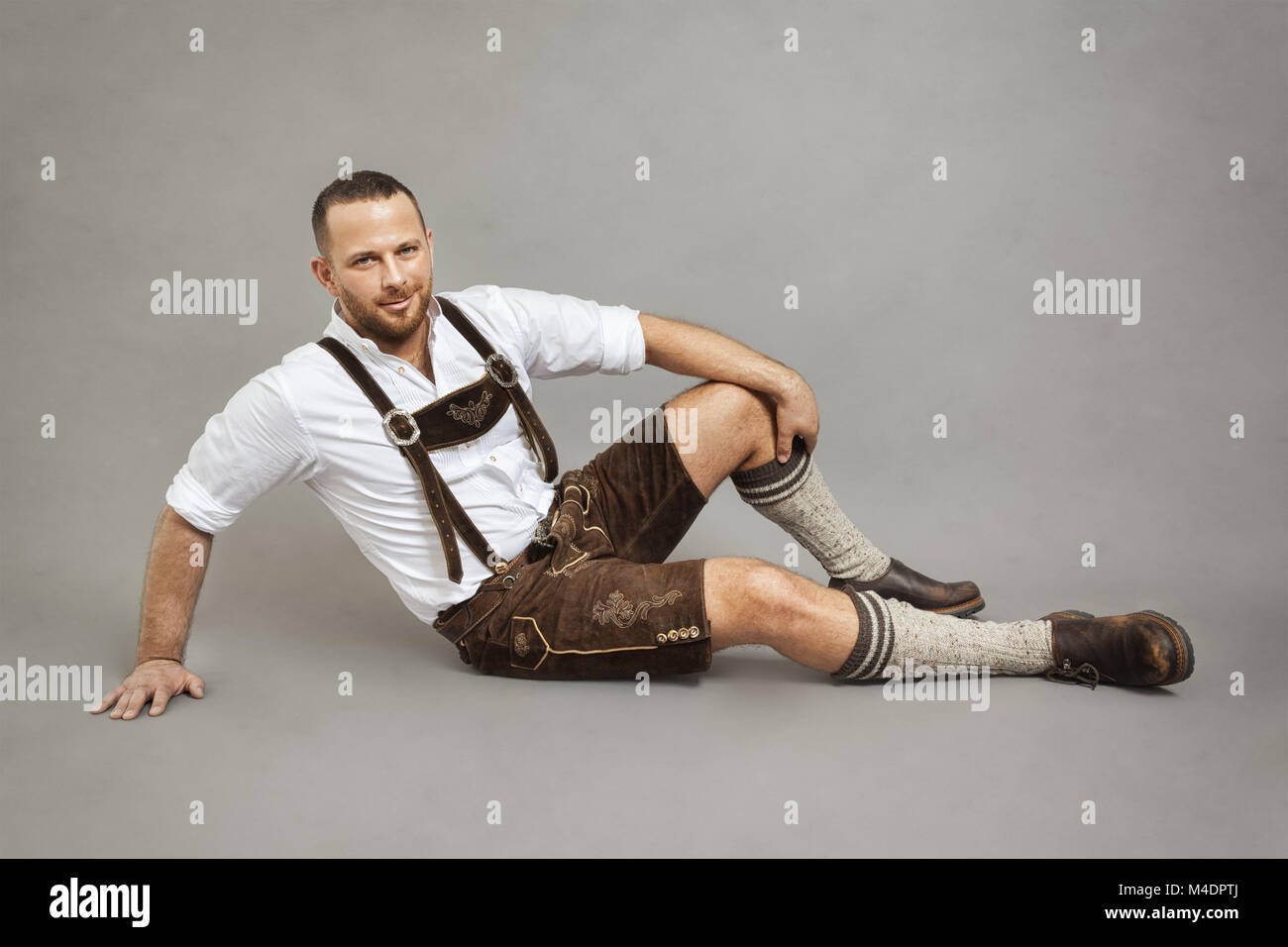 L uomo nella tradizionale bavarese lederhosen Foto Stock