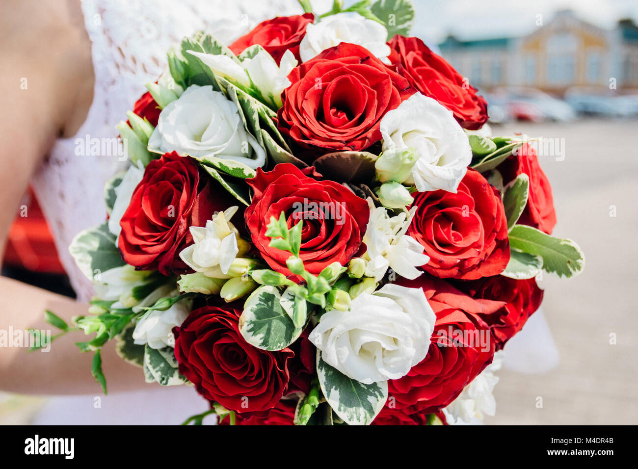 Wedding bouquet della sposa in mani. Fiori di colore rosso e bianco rose  Foto stock - Alamy