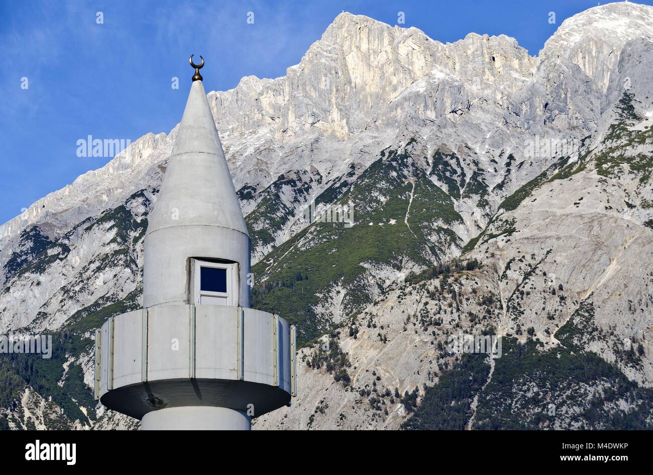 Moderno minareto in calcestruzzo a Tirolo Foto Stock