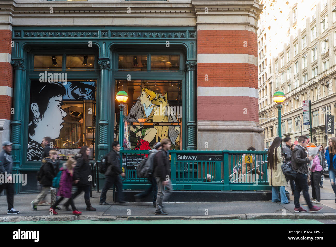 New York, NY, STATI UNITI D'AMERICA 14 Febbraio, 2018 - Rush Hour su Prince Street nel quartiere di Soho CREDIT ©Stacy Rosenstock Walsh/Alamy Foto Stock