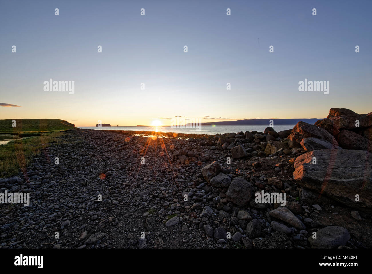 Drangey ist eine unbewohnte isländische Insel, die in der Mitte des Skagafjörður Fjordes gelegen ist. Foto Stock