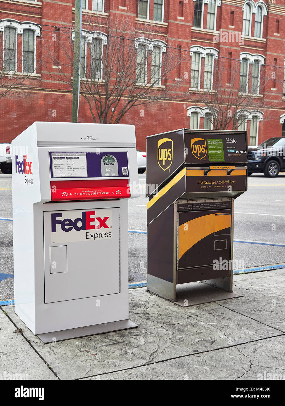 FedEx e UPS raccolta o drop box off seduto sul bordo del marciapiede, lato del marciapiede, nel centro di Montgomery, Alabama USA. Foto Stock