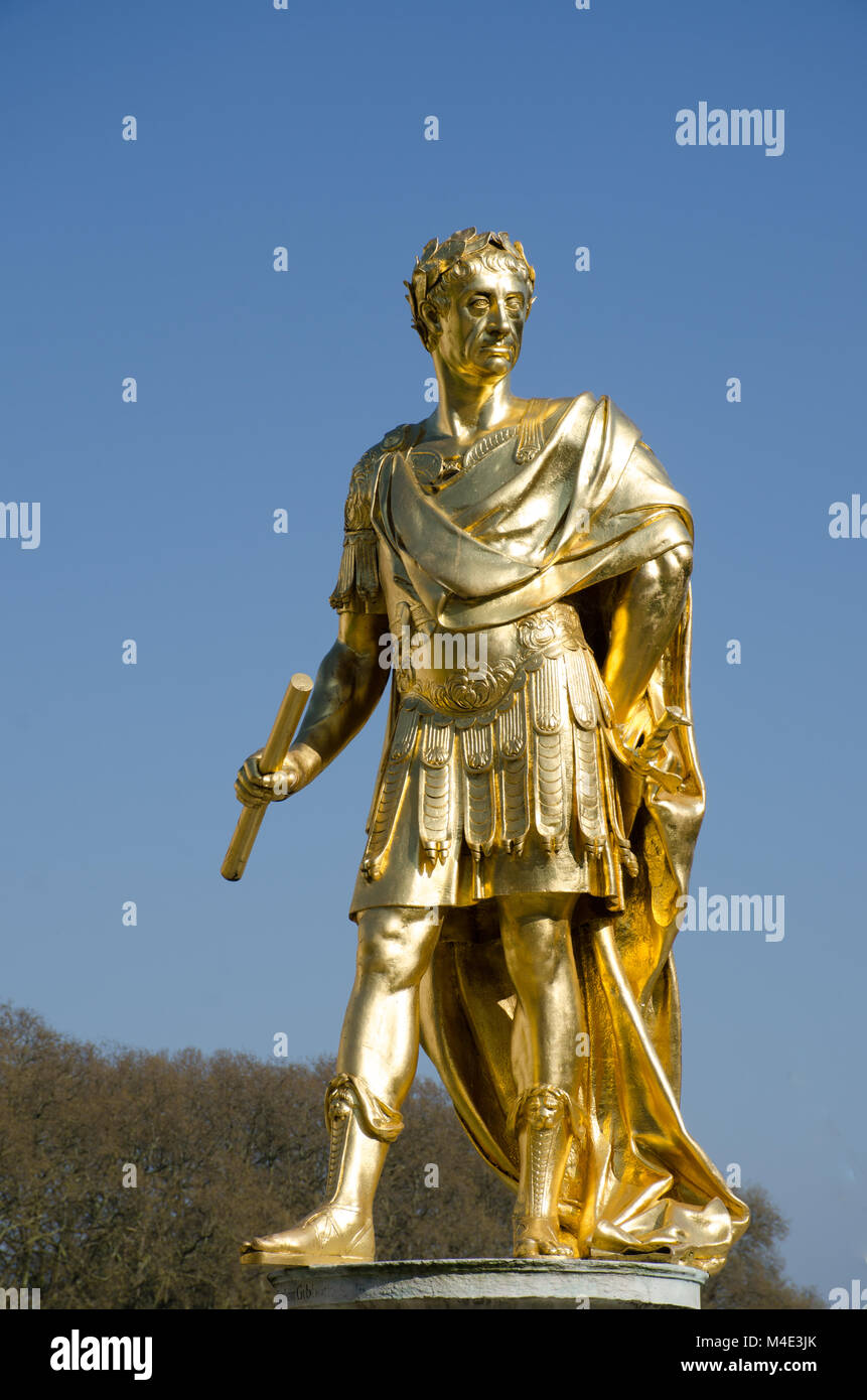 Statua dorata di Charles secondo con il blu del cielo Foto Stock