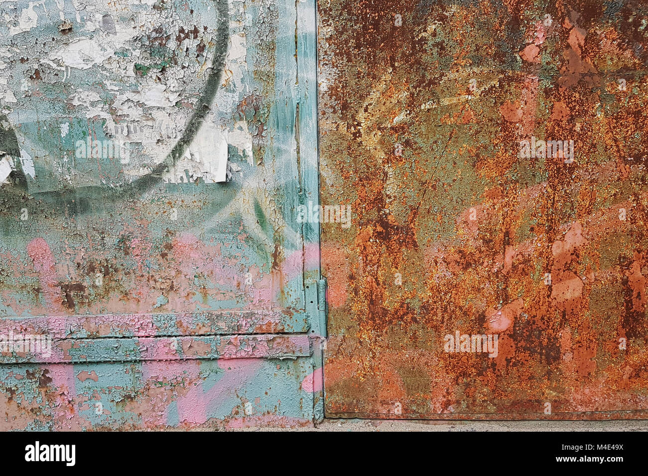 Abstract texture grunge frammenti di metallo arrugginito superficie: sinistra verde con macchie di colore rosa, a destra il marrone scuro la corrosione. Foto Stock