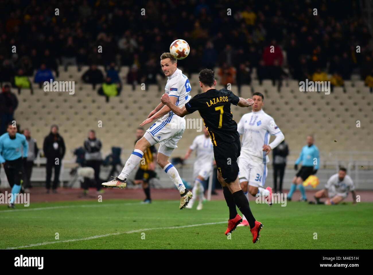 Atene, Grecia. 15 Feb, 2018. Lazaros Christodoulopoulos (n. 7) di AEK, tenta di cliente contro la Dynamo Kyiv Credito: Dimitrios Karvountzis/Pacific Press/Alamy Live News Foto Stock