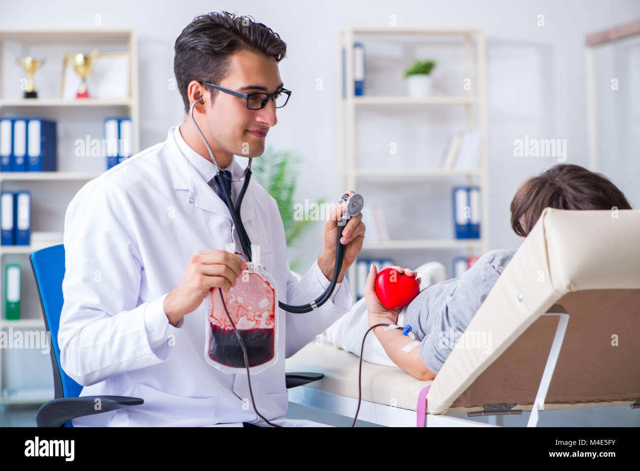 Paziente ottenere la trasfusione di sangue in ospedale Foto Stock