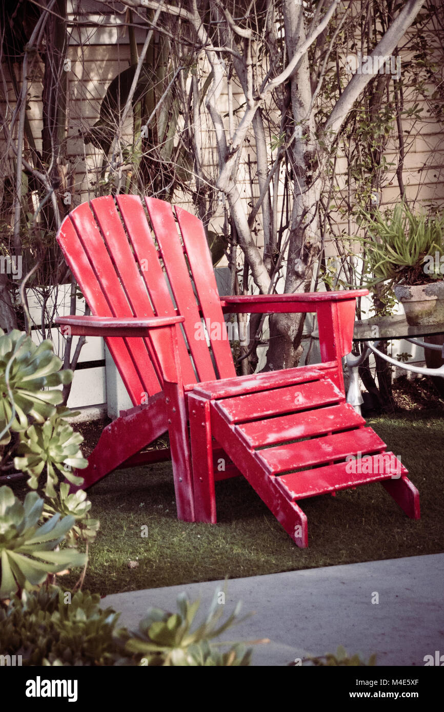 In legno rosso vintage sedia spiaggia in giardino Foto Stock
