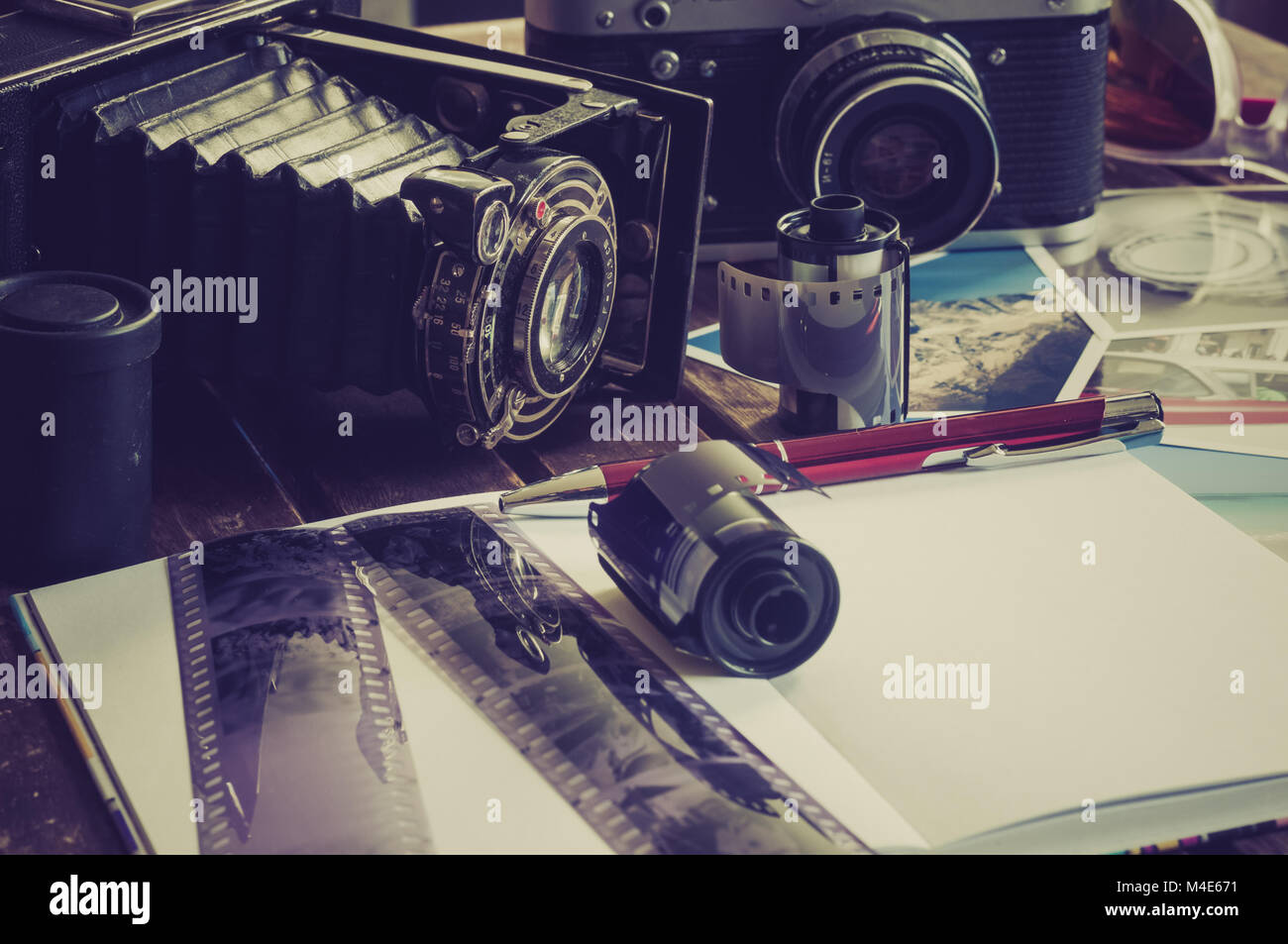 Retrò macchine fotografiche su un tavolo Foto Stock