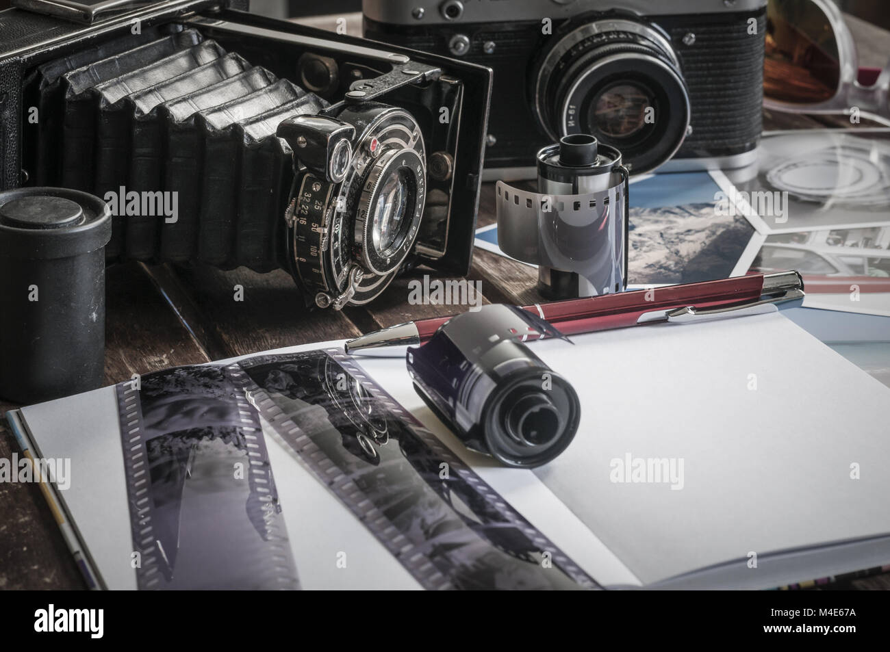 Retrò macchine fotografiche su un tavolo Foto Stock