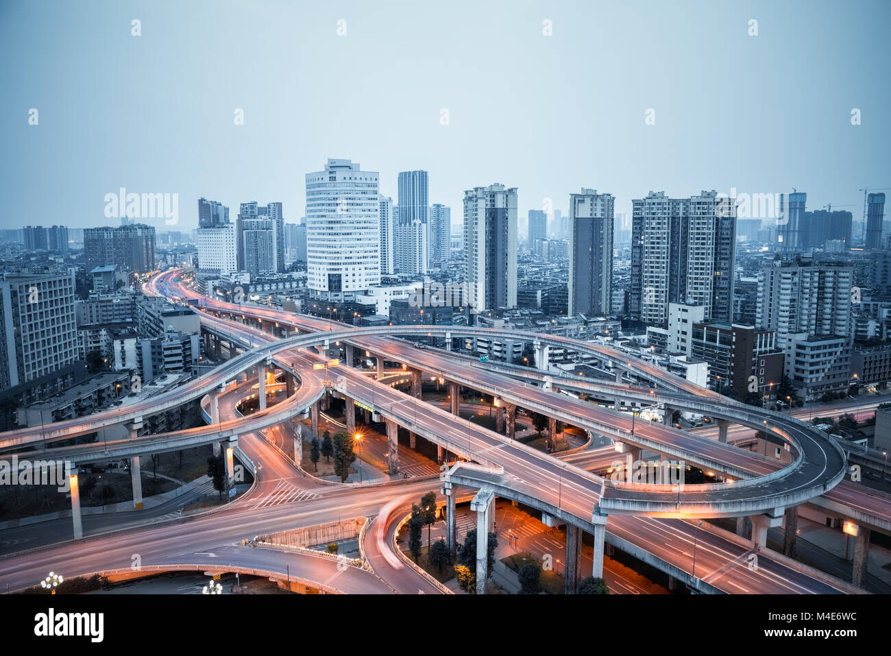 Città del cavalcavia al crepuscolo Foto Stock