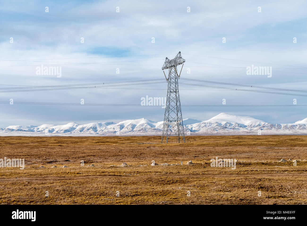 La trasmissione di potenza torri sul plateau Foto Stock