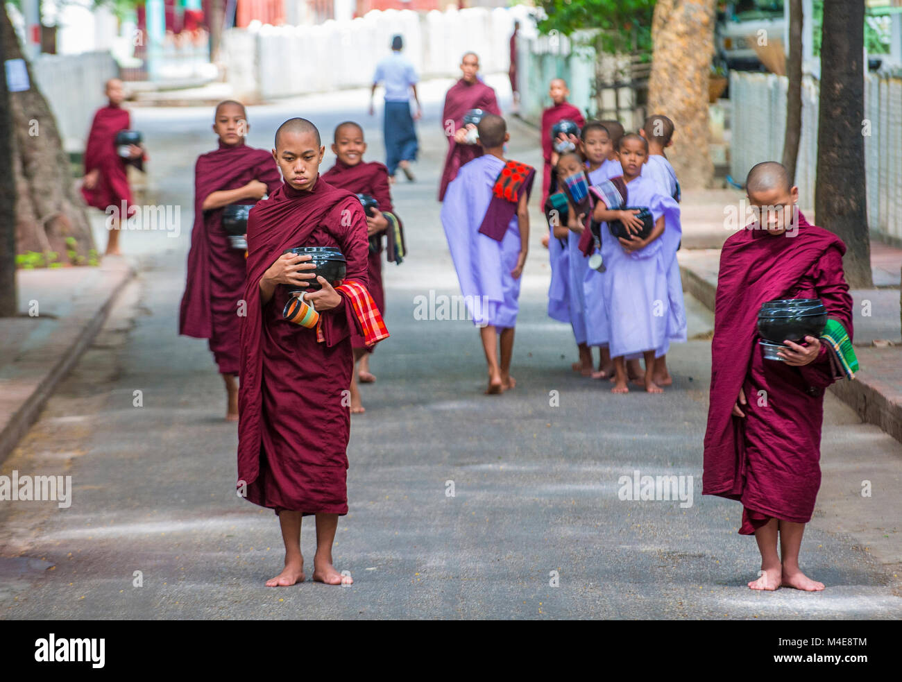 Monaci del monastero Mahagandayon Amarapura in Myanmar Foto Stock