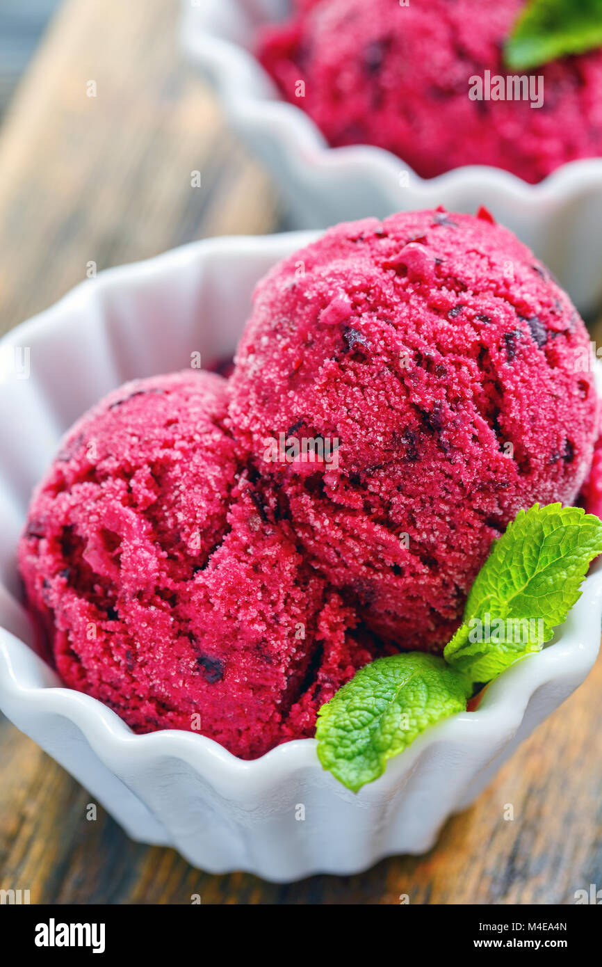 In casa berry ice cream in un bianco coppa in ceramica. Foto Stock