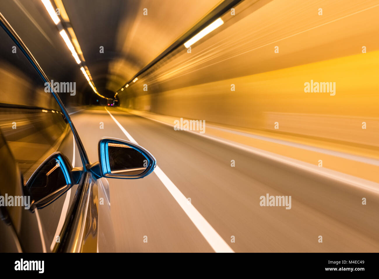 Guida auto con tunnel sfocatura del movimento Foto Stock