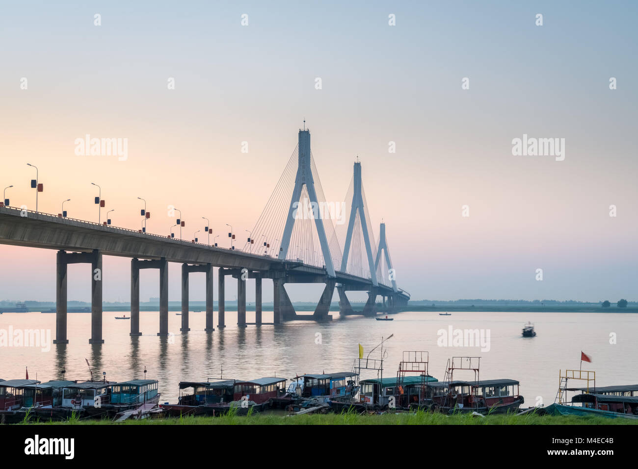 Lago dongting bridge al tramonto Foto Stock