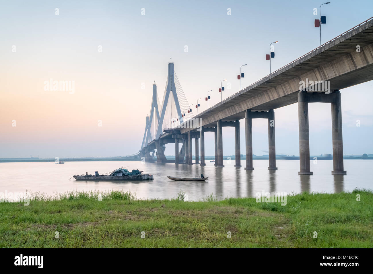 Lago dongting bridge al tramonto Foto Stock