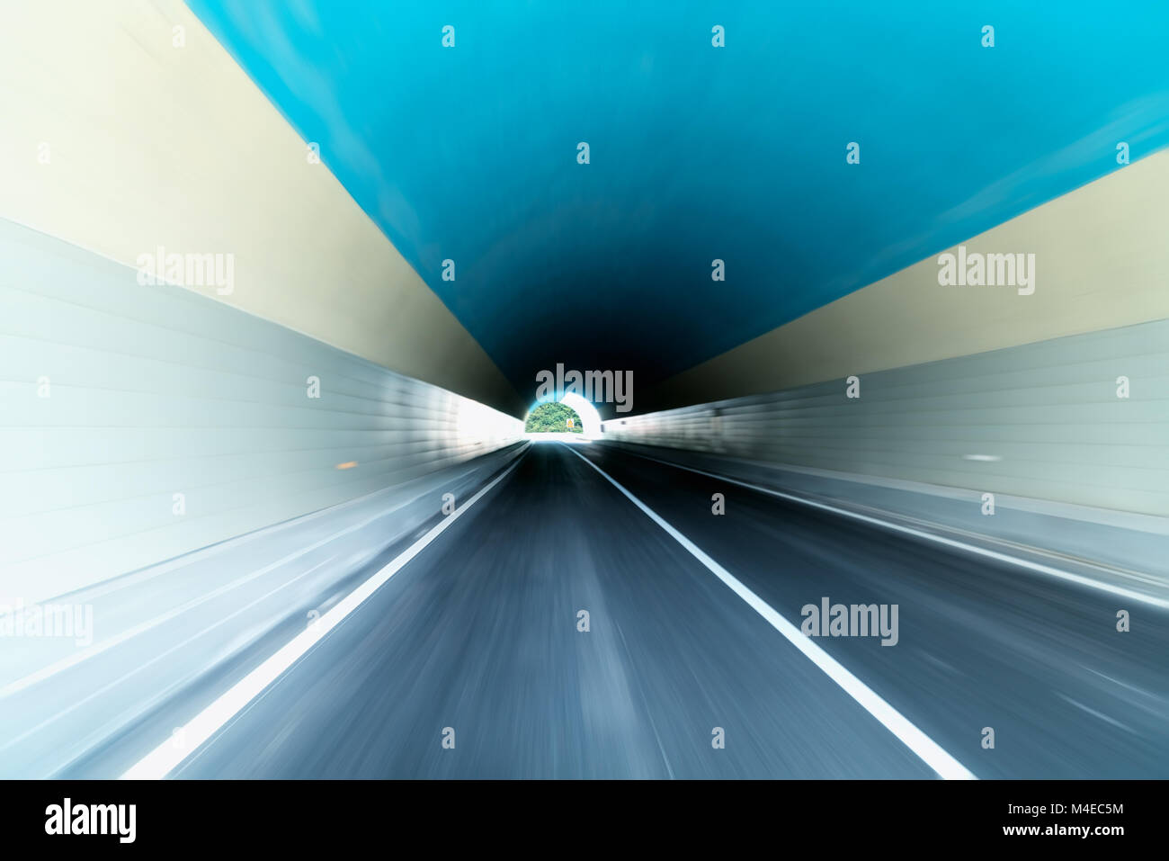 Tunnel con la guida di velocità sfocatura del movimento Foto Stock