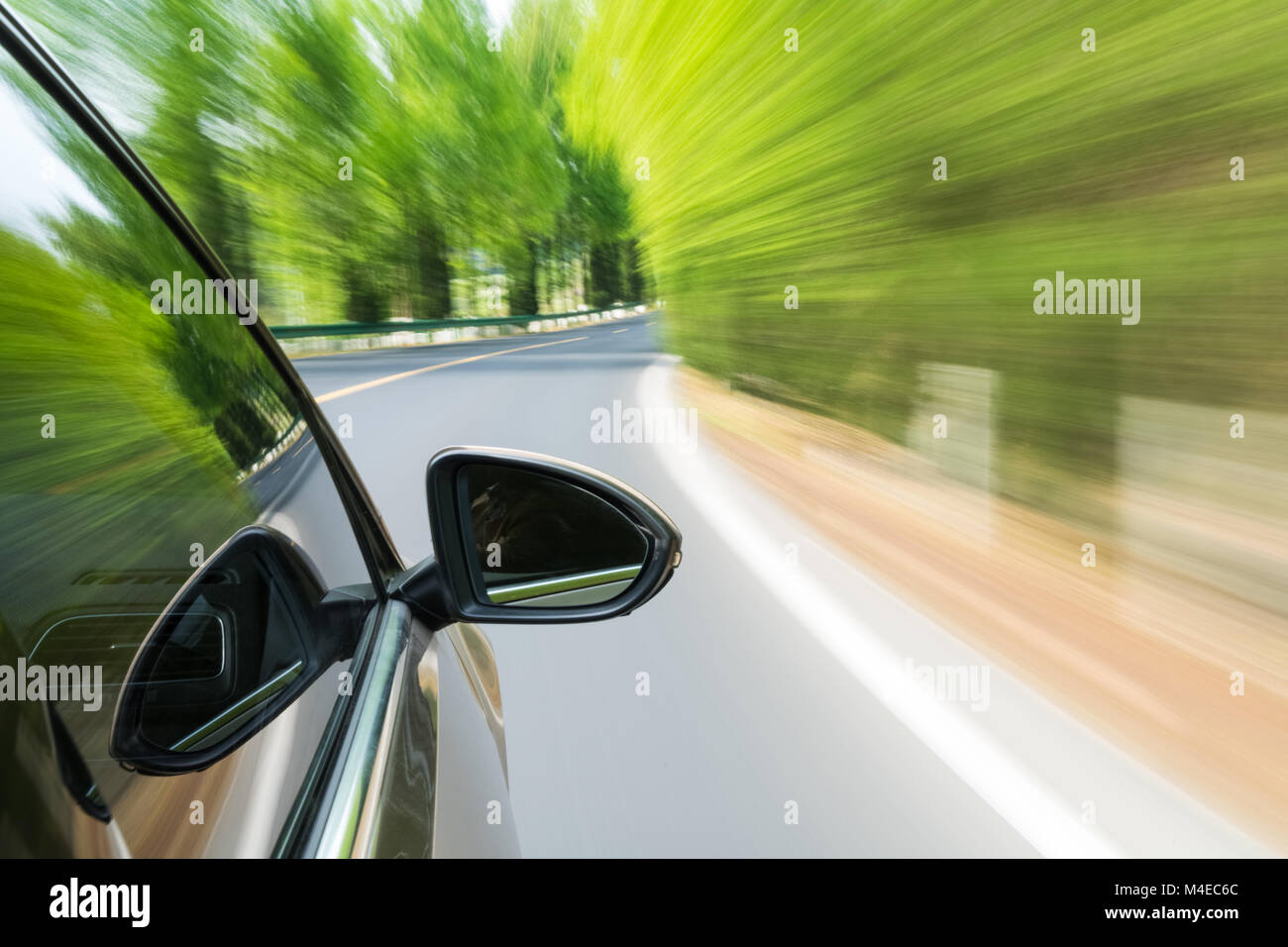 Guida auto con verde sfocatura del movimento Foto Stock