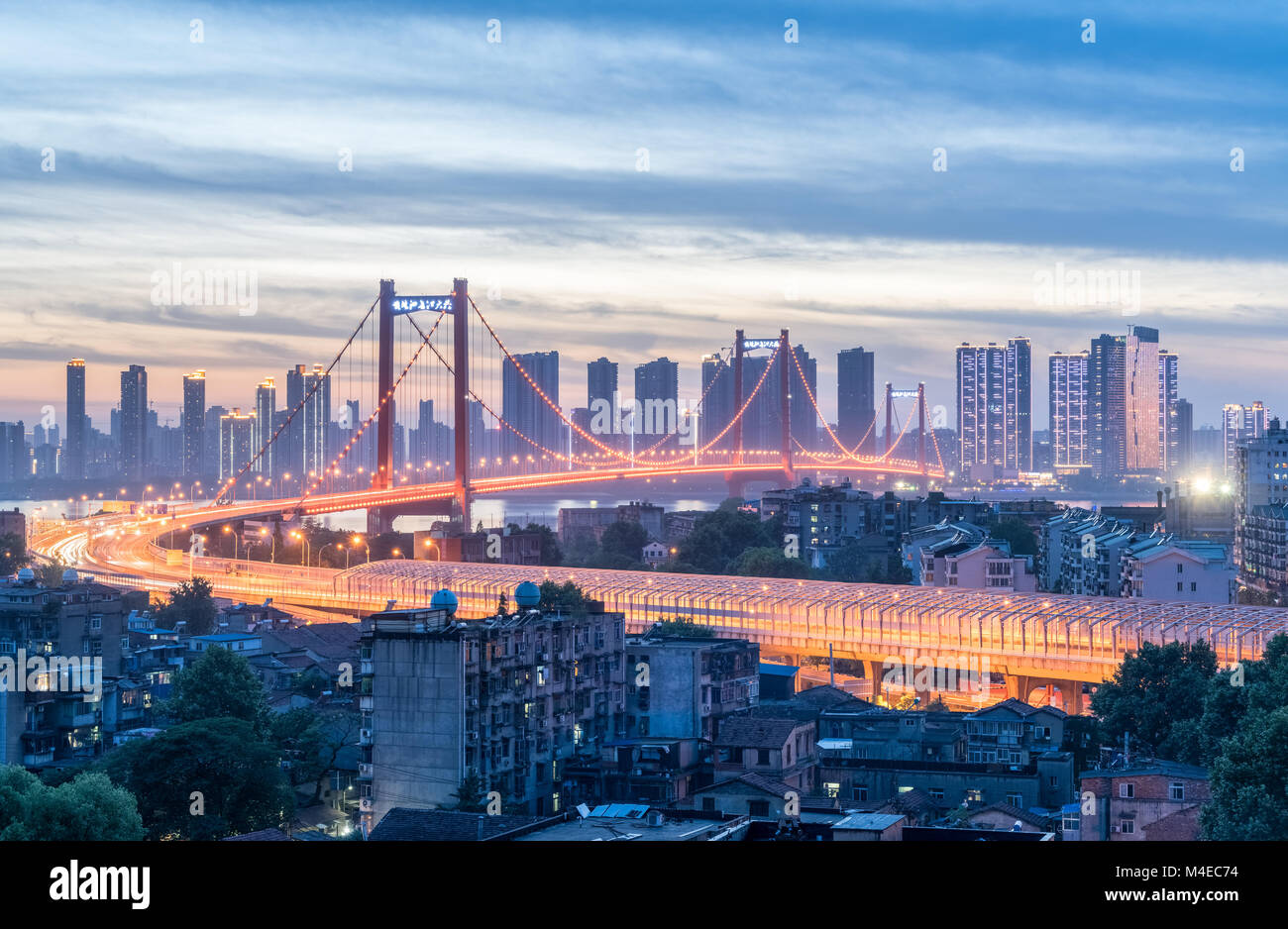 Yingwuzhou il ponte sul Fiume Yangtze in nightfall Foto Stock