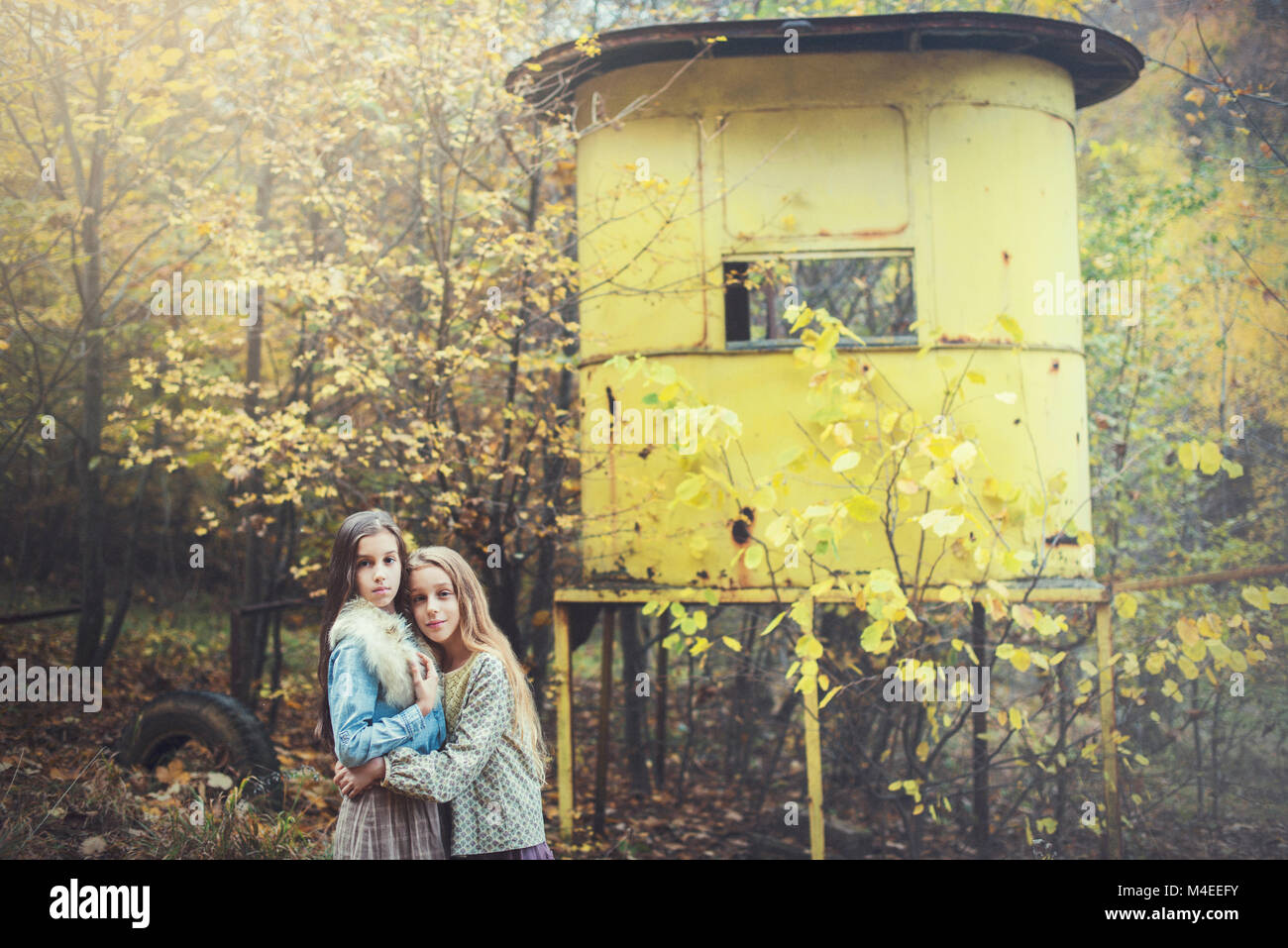 Due ragazze che si trovano in una foresta che si abbracciano, Sofia, Bulgaria Foto Stock