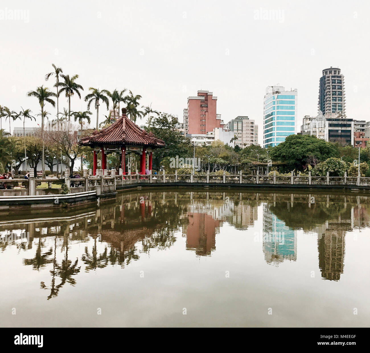 Grattacieli riflessi in un lago, Peace Park, Taipei, Taiwan Foto Stock