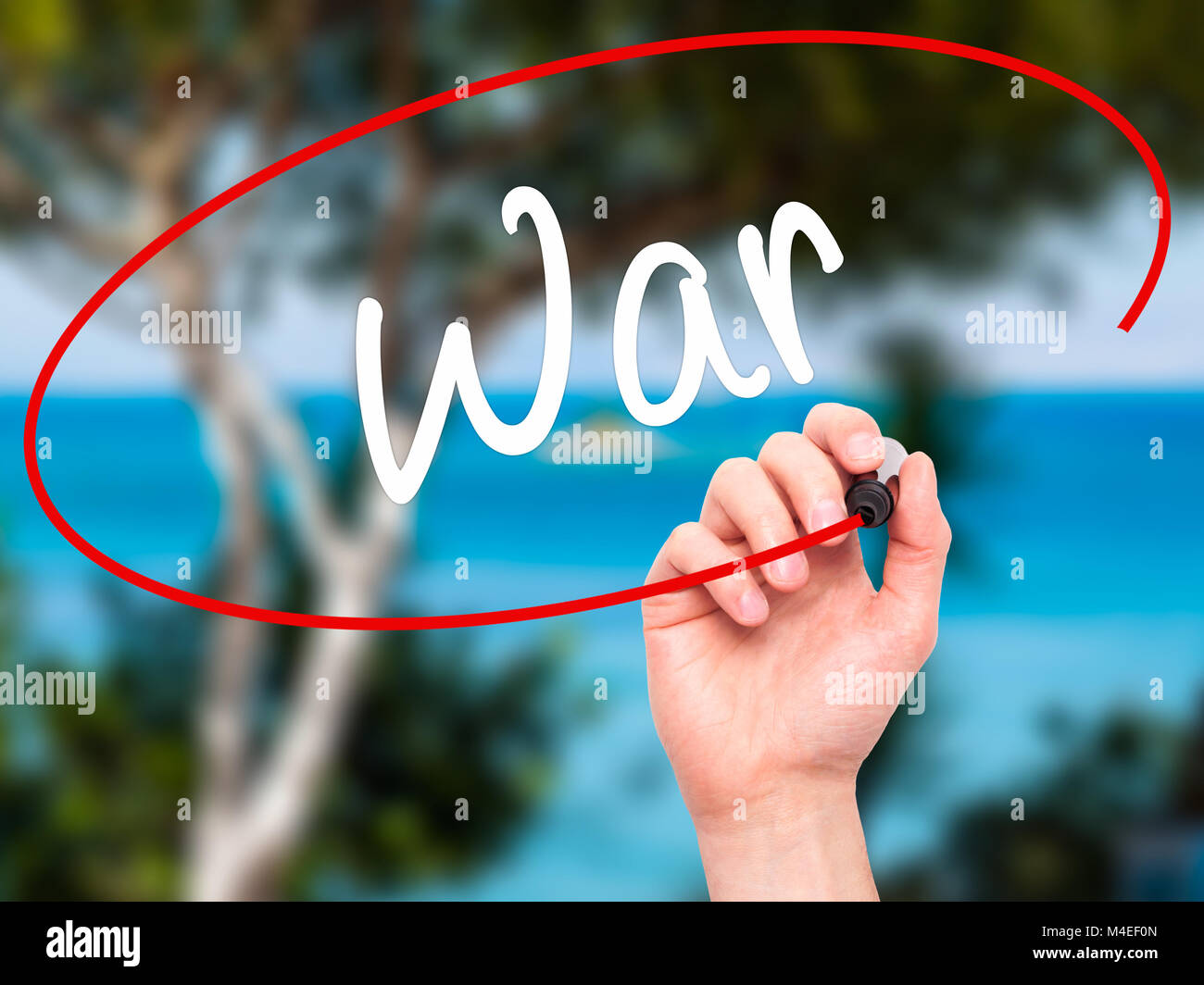 Man mano che scrive la guerra con il pennarello nero su schermo visivo Foto Stock