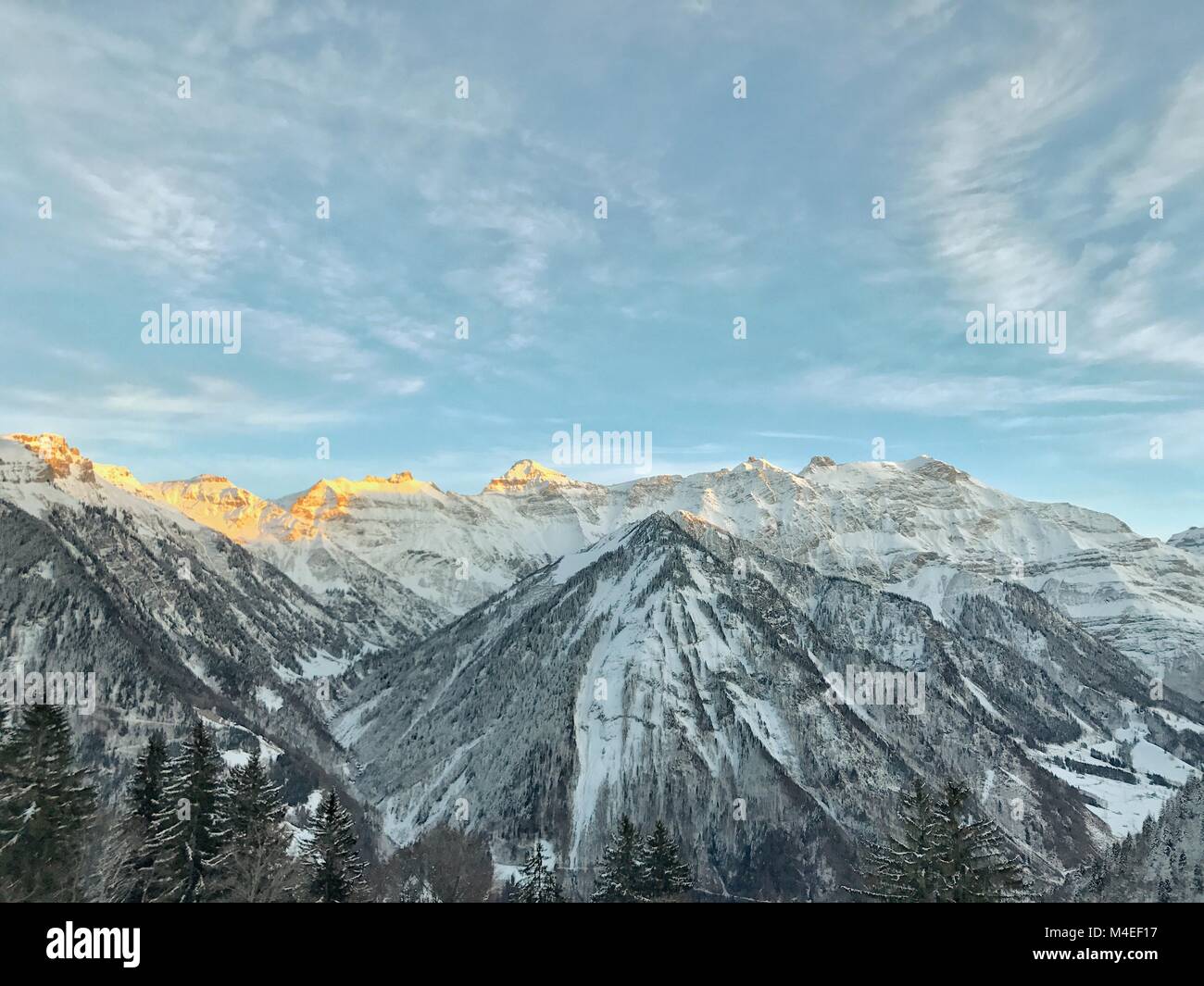 Alba su montagne innevate, Braunwald, Svizzera Foto Stock
